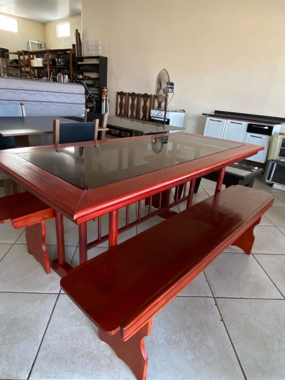 MESA MADEIRA MAÇIÇA COM VIDRO NO CENTRO E ACOMPANHA DOIS BANCOS
