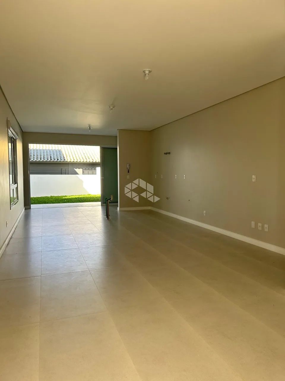 CASA COM 3 QUARTOS SENDO 1 SUÍTE 2 VAGAS À VENDA NO CARIANOS EM FLORIANÓPOLIS - Foto 4