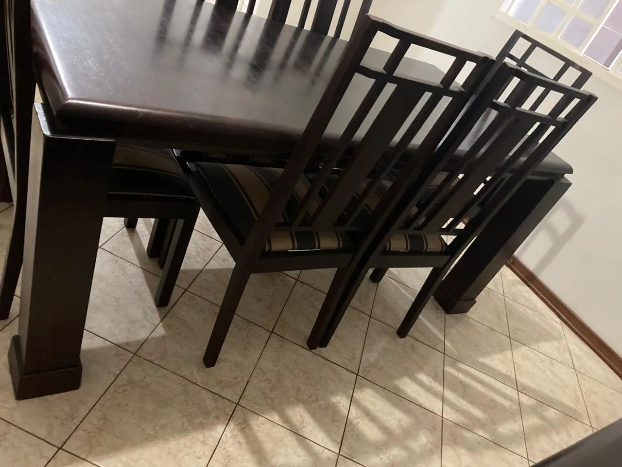 Mesa com 6 cadeiras e aparador 