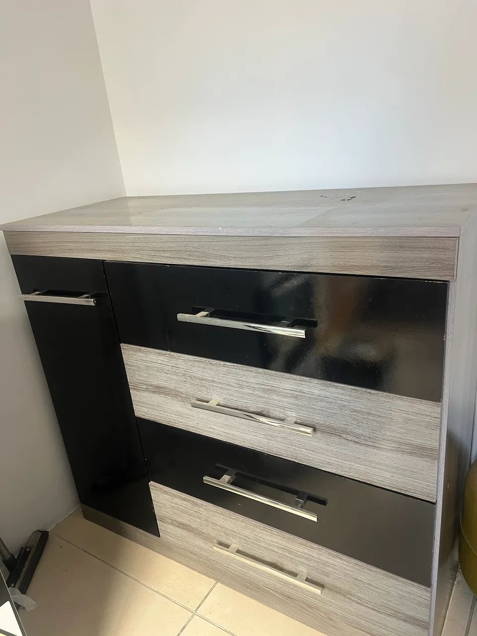 Cômoda 4 gavetas 