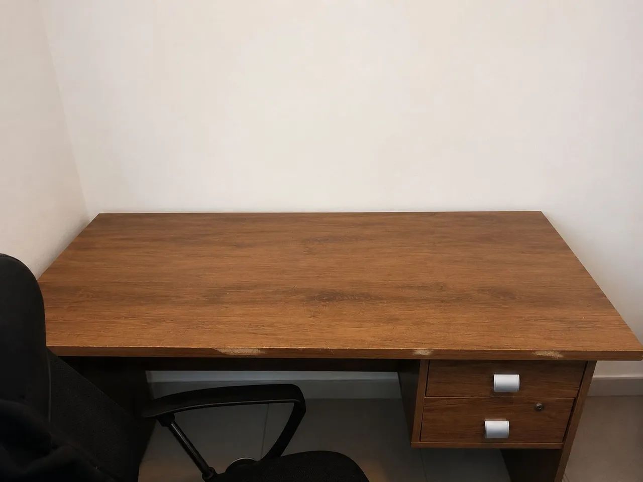 Vende-se cadeira de escritório e mesa 
