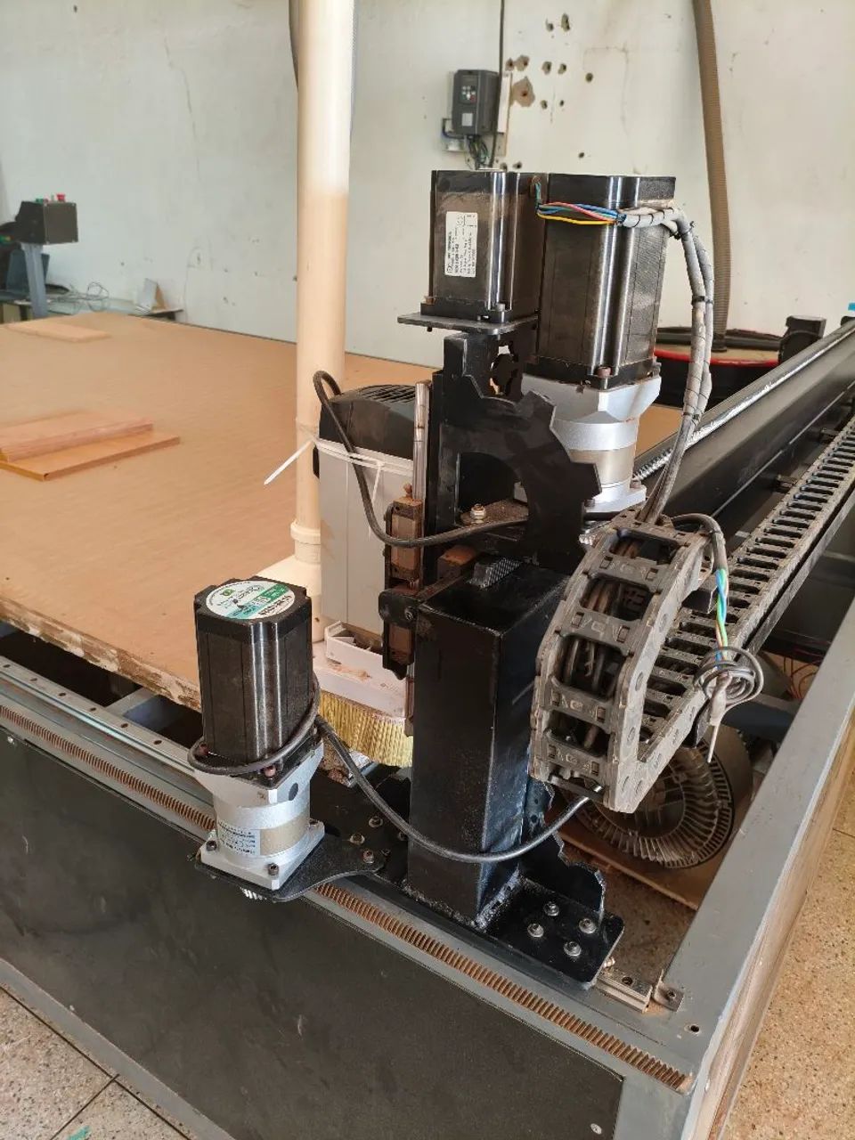 Router cnc com área útil de 2750x1850