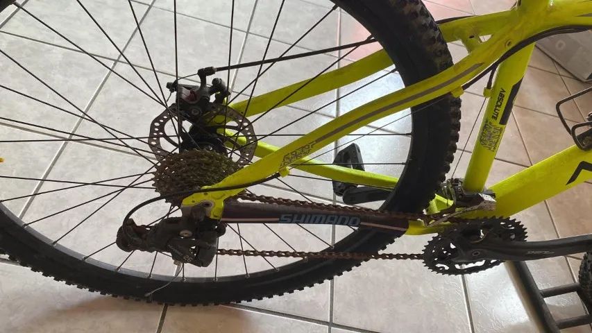 Vendo Bicicleta com acessórios - Foto 2
