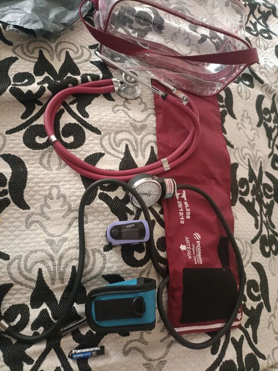 Kit Estetoscópio completo com oxímetro de dedo 