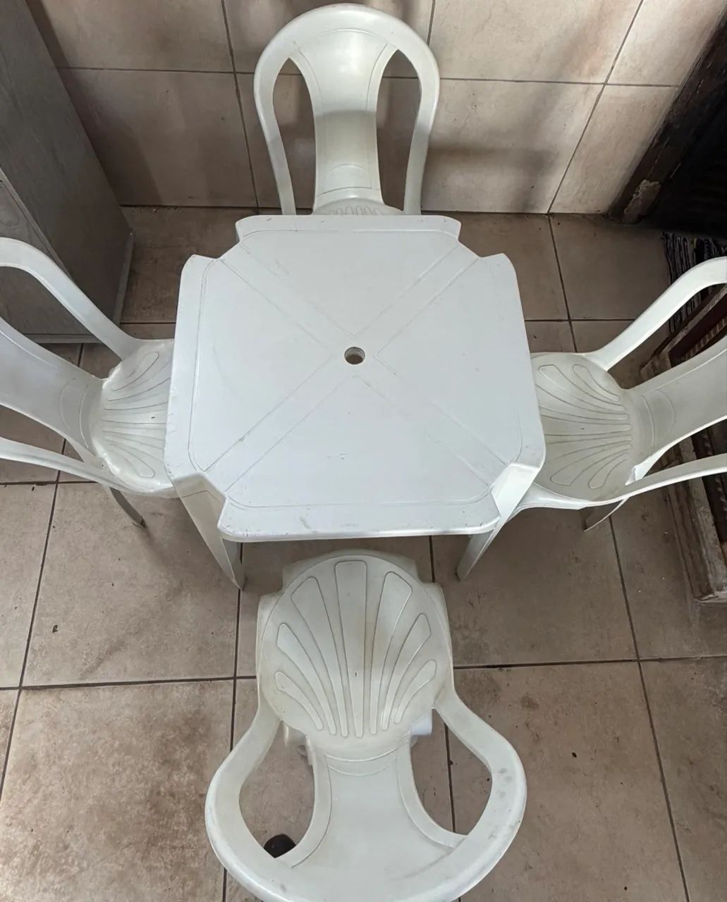 Mesa de plástico com 4 cadeiras usada barata conservada  - Foto 4