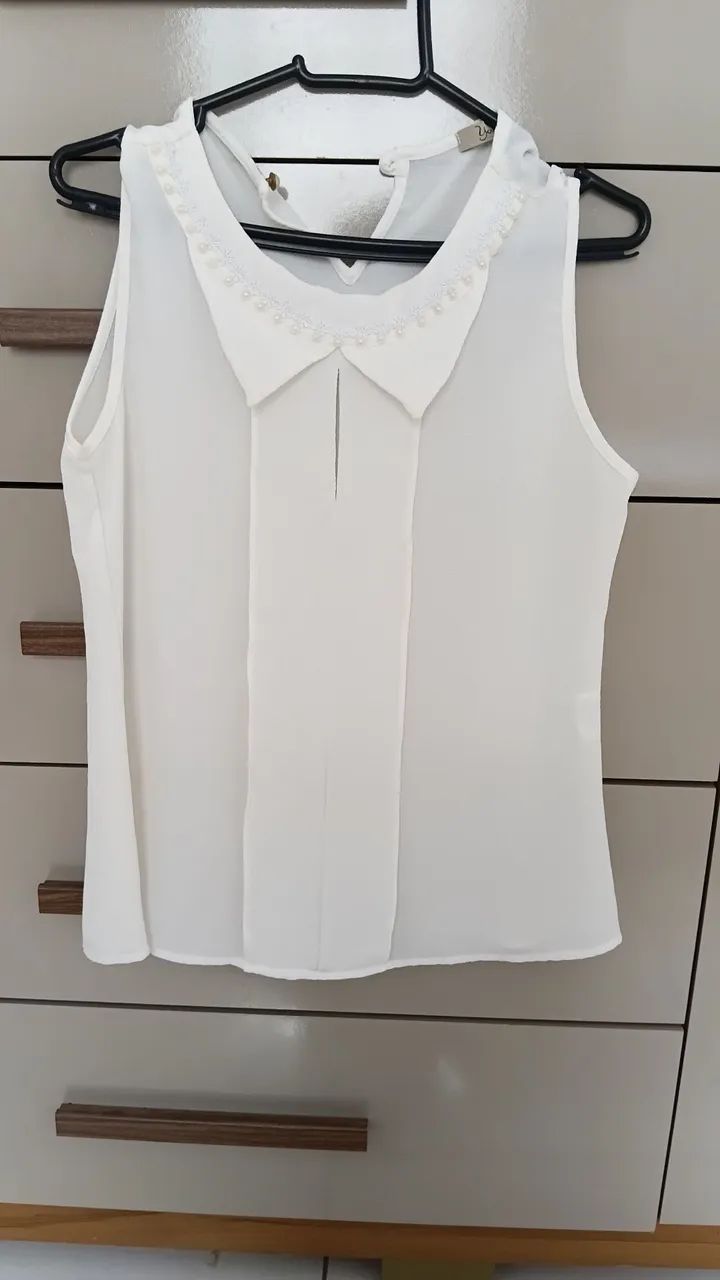 Blusa Branca com Detalhes em Pérolas