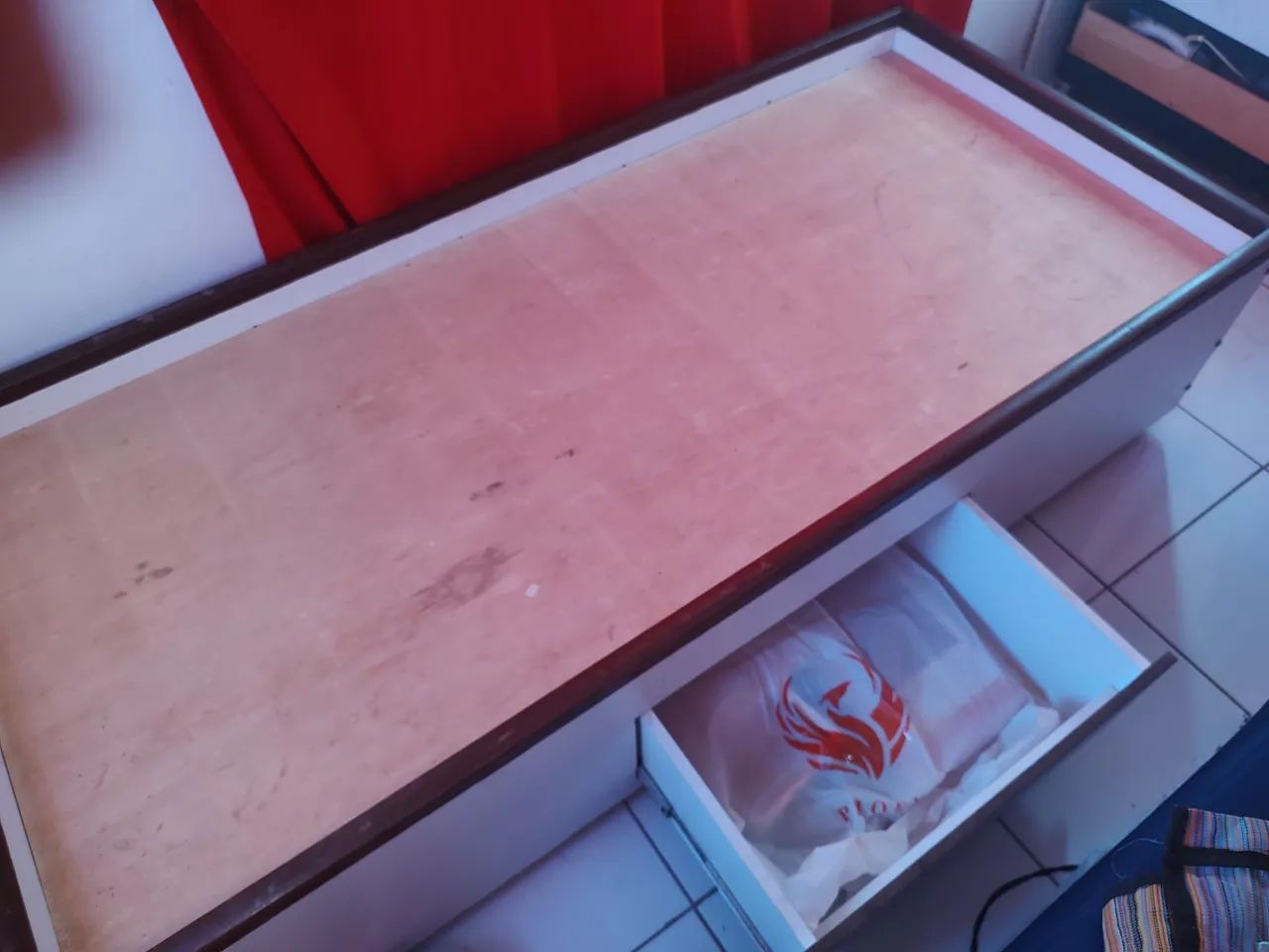 Cama de madeira  maciça com gaveta ampla