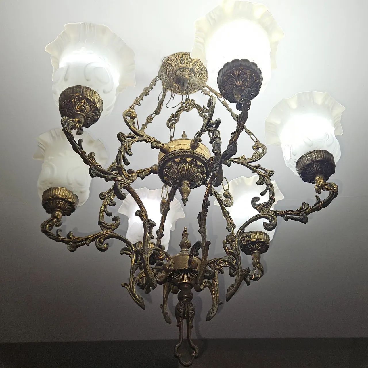 Lustre Clássico em Bronze com 6 Tulipas de Vidro - Foto 3