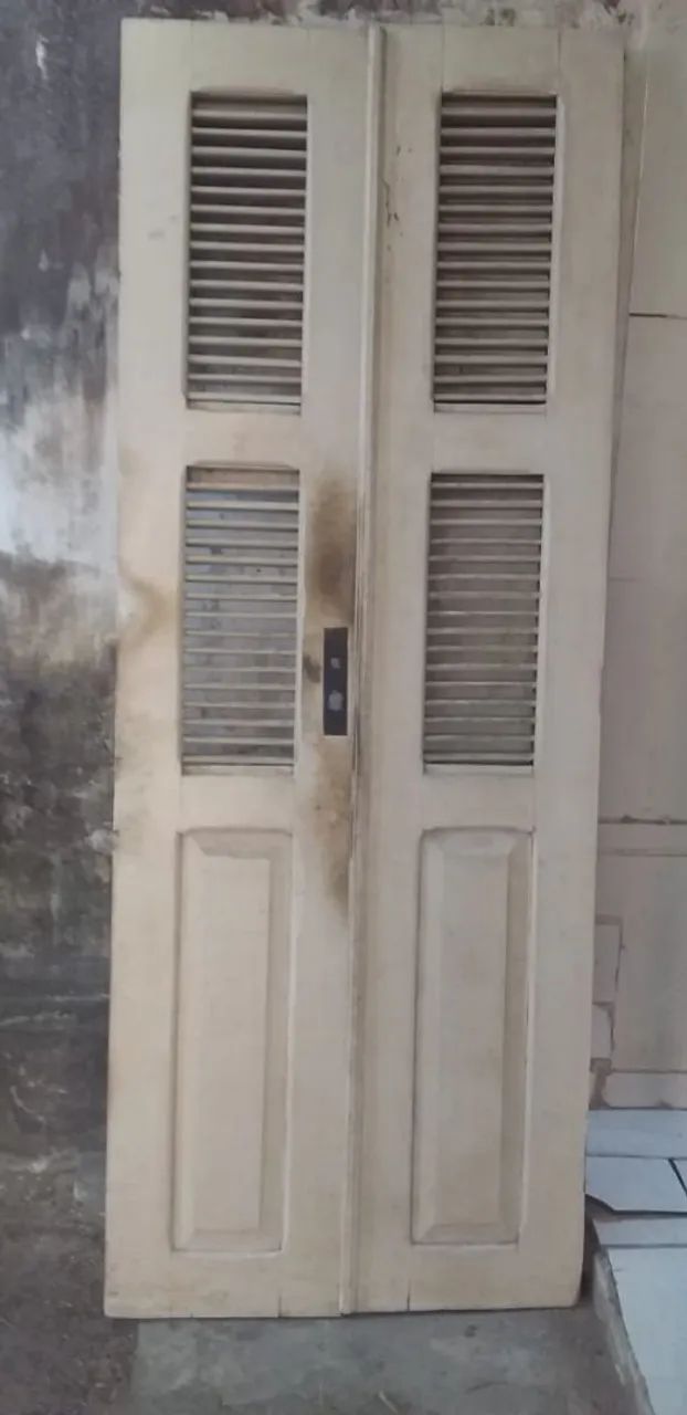 Porta com veneziana 