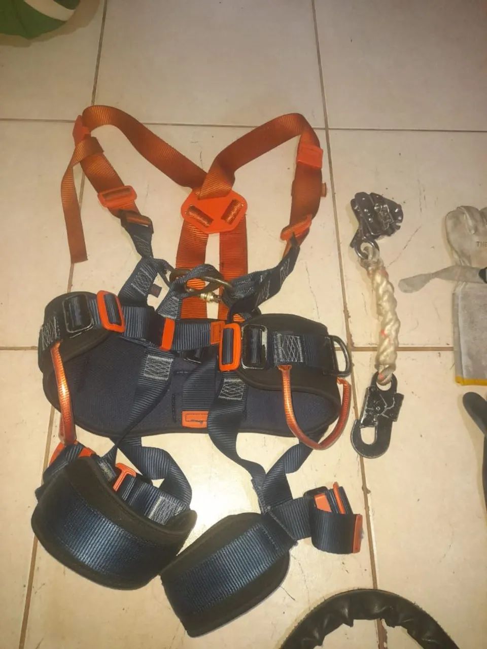 Cinto e talabaste trava quedas , luvas de eletricista 