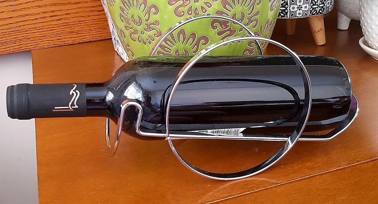 Suporte inoxidável para garrafa de vinho.