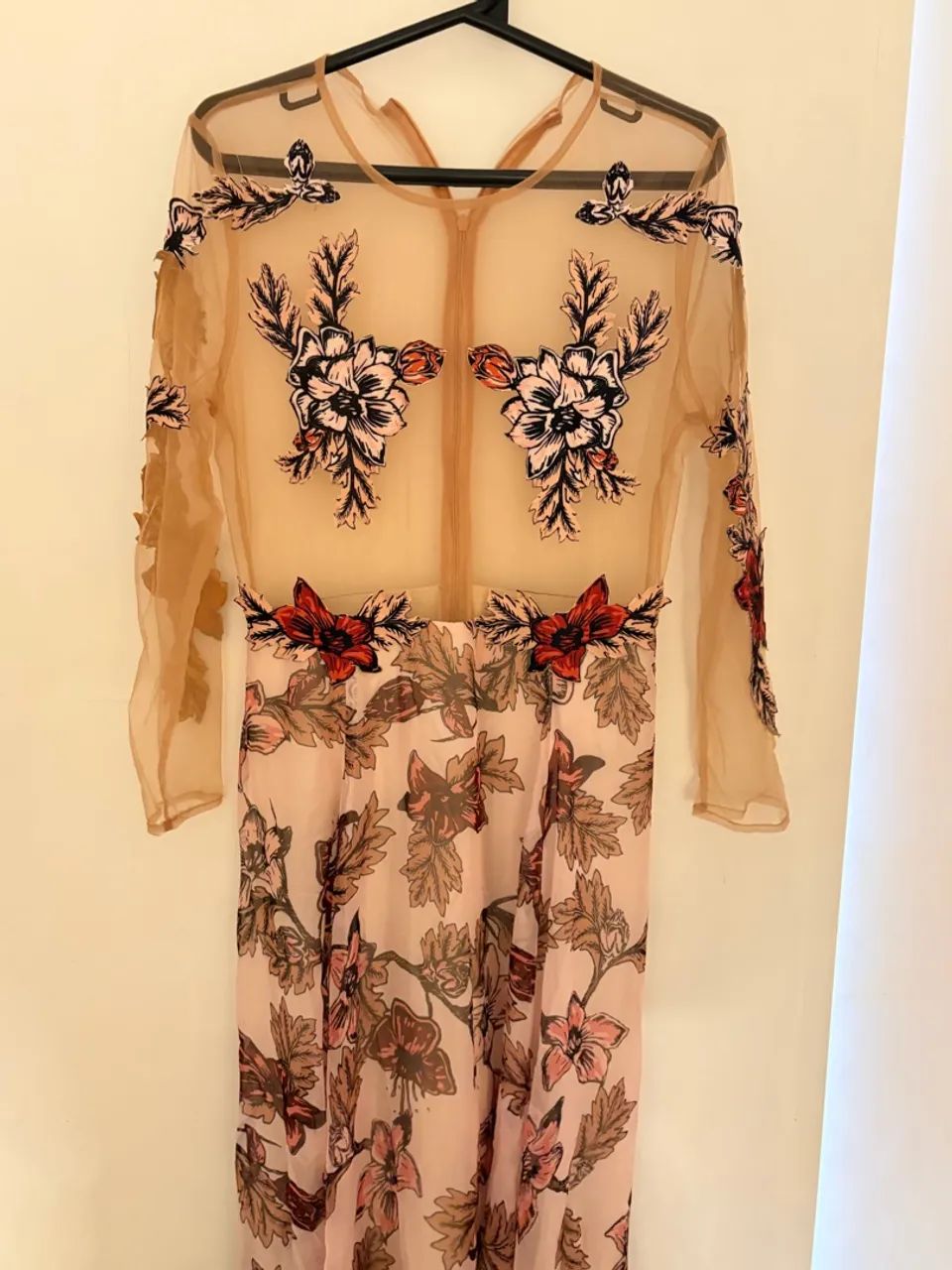 Vestido bege com transparência e flores - Foto 2
