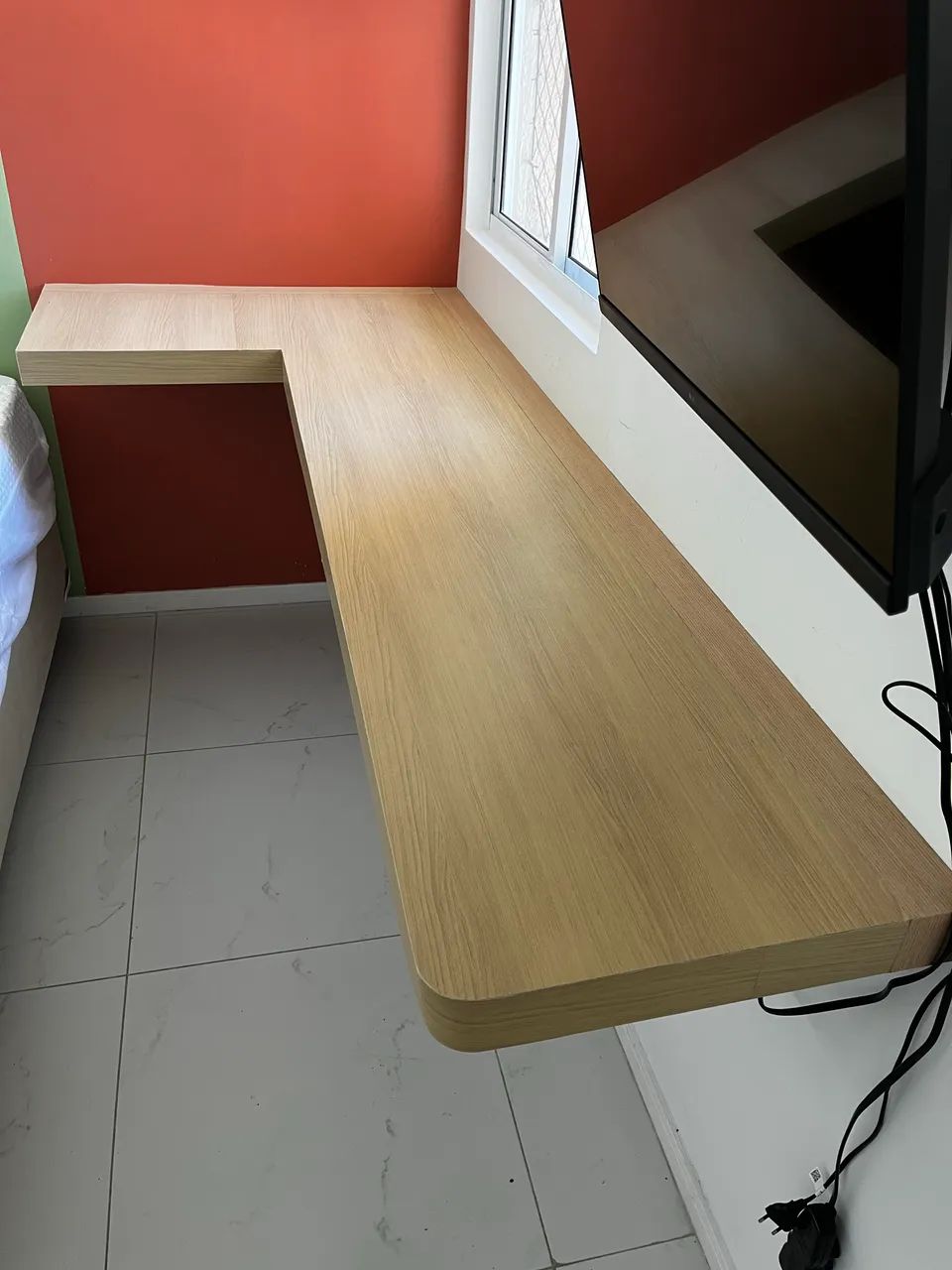 Mesa de escritório em L 