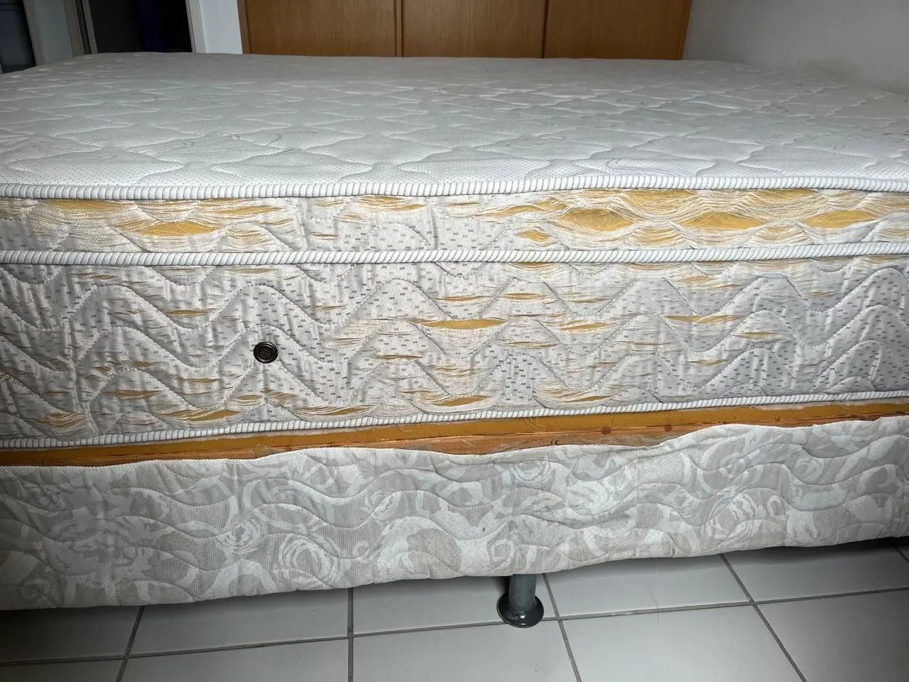 Cama box Queen  colchão ortobom mola ensacada com avarias no tecido  - Foto 4