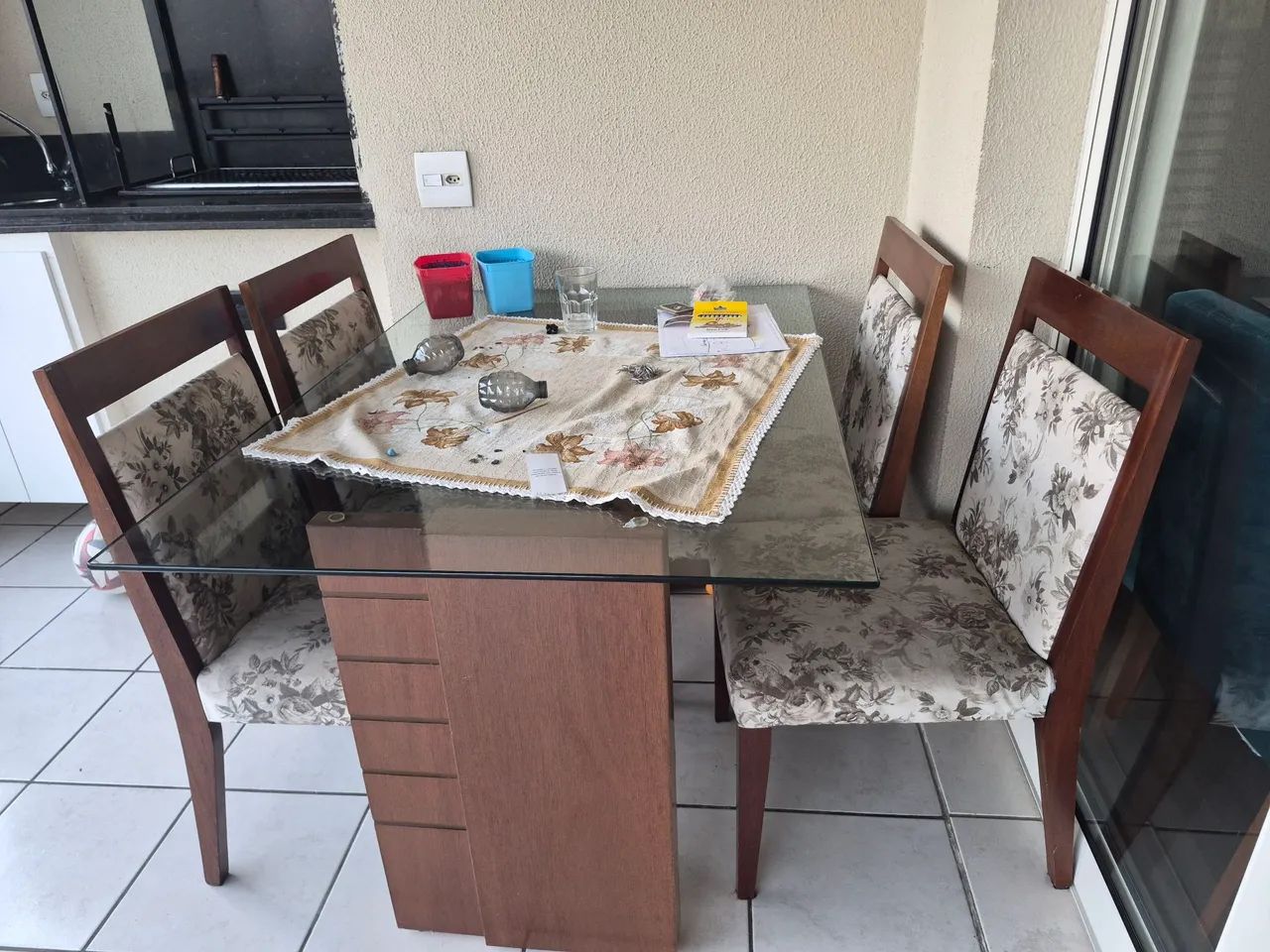 Mesa de vidro com 4 cadeiras