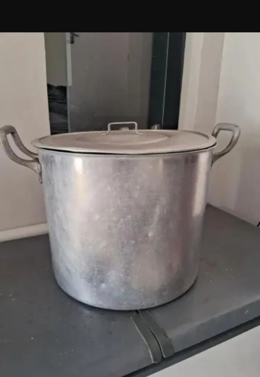Vende-se uma panela 