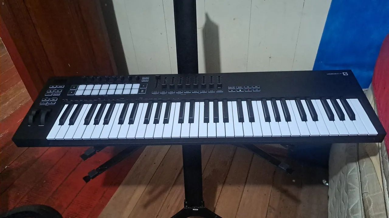 Teclado controlador novation launchkey mk3 61 - Instrumentos