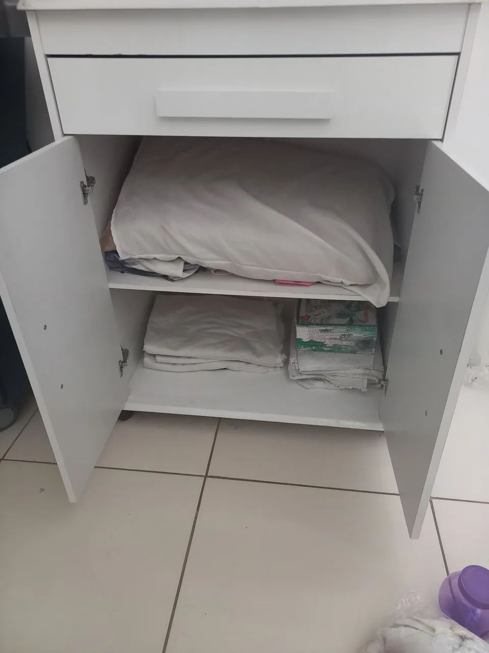 Vendo cômoda,2 portas e 1 gaveta  - Foto 2