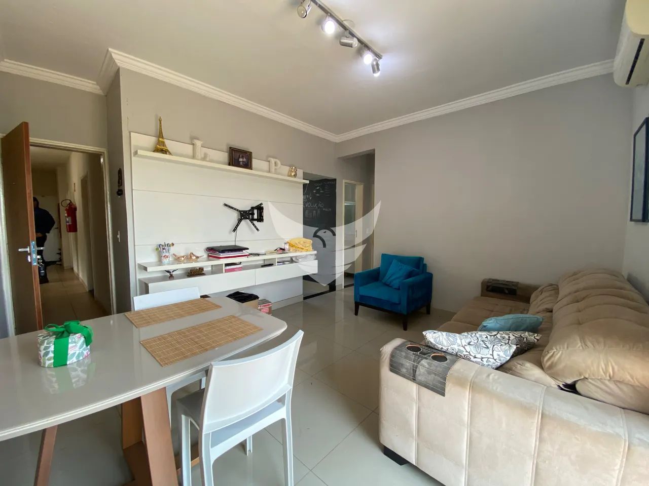 Apartamento parcialmente mobiliado - Foto 2