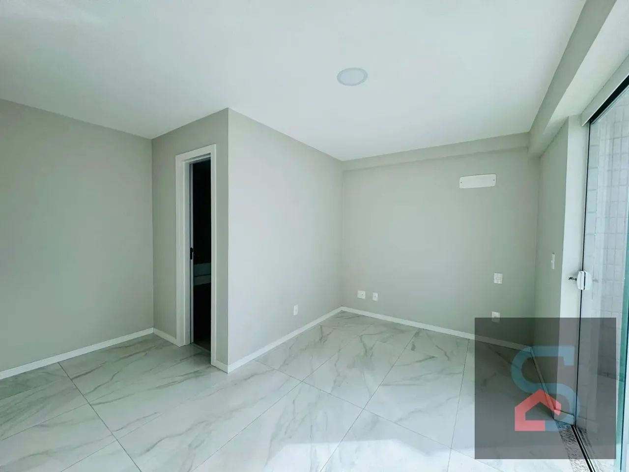 Compre Cobertura com 3 Quartos, 2 Vagas a 100 metros da Praia do Forte e com 178M² em Cent - Foto 4