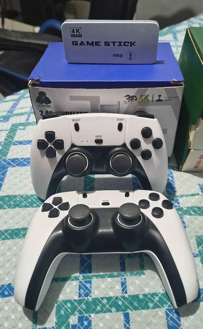 Videogame/Console Retrô (Game Striker) com 2000 jogos.