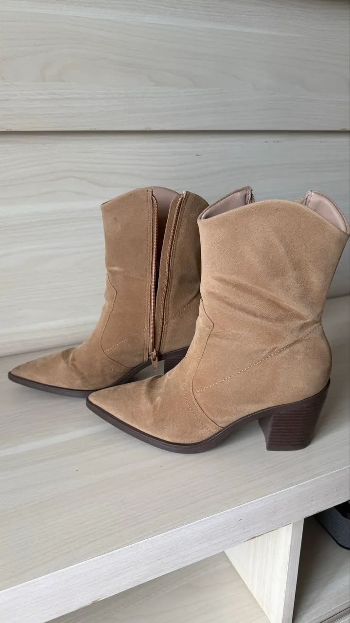 Bota de camurça caramelo tamanho 35 - Foto 2