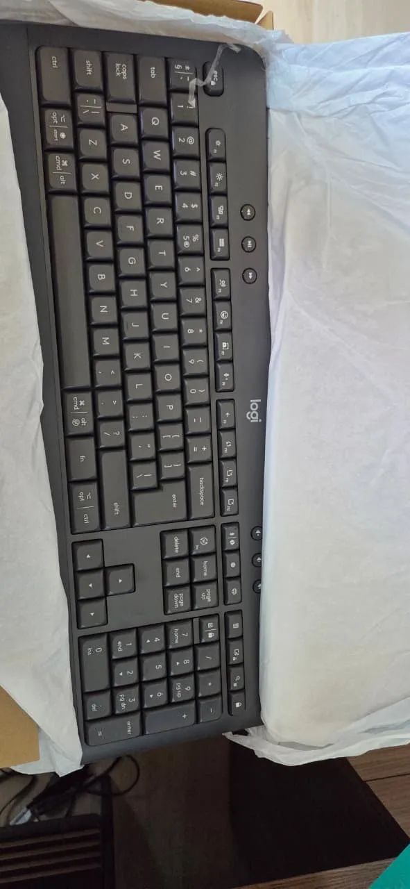Teclado BLuetooth Logitech K650 Signature praticamente novo