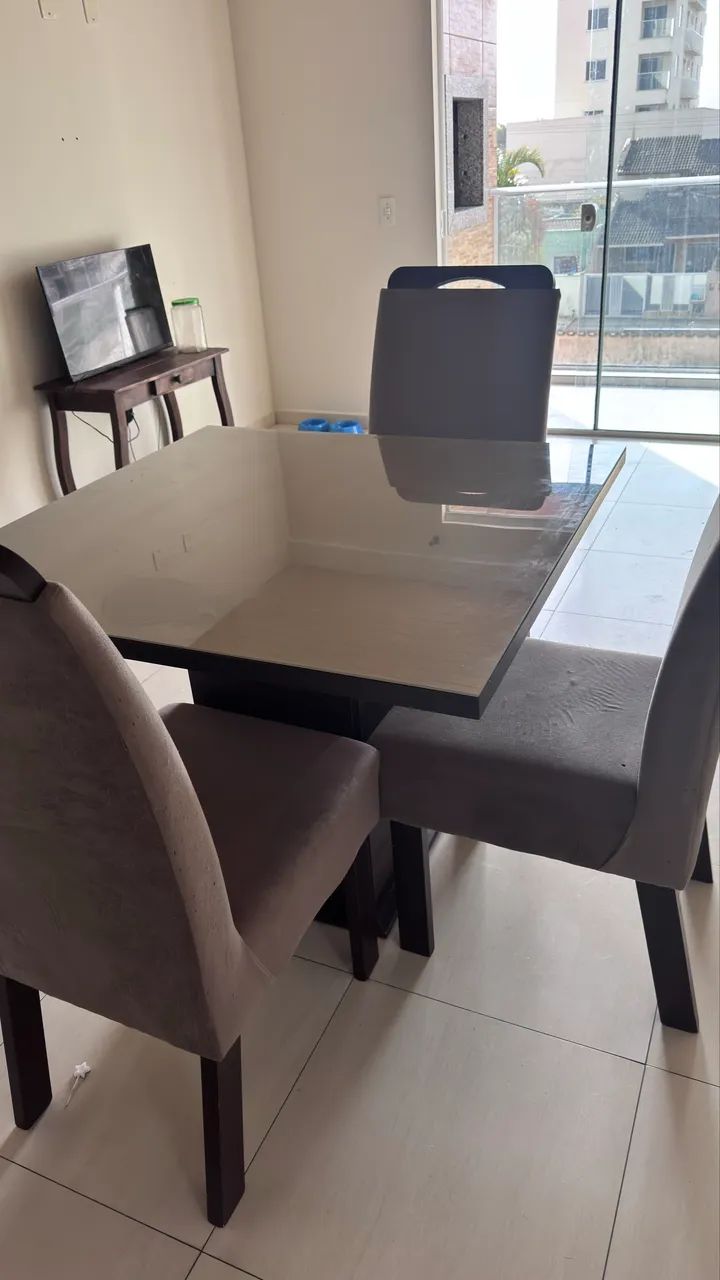 Mesa tampo de vidro cadeiras estofadas - Foto 4