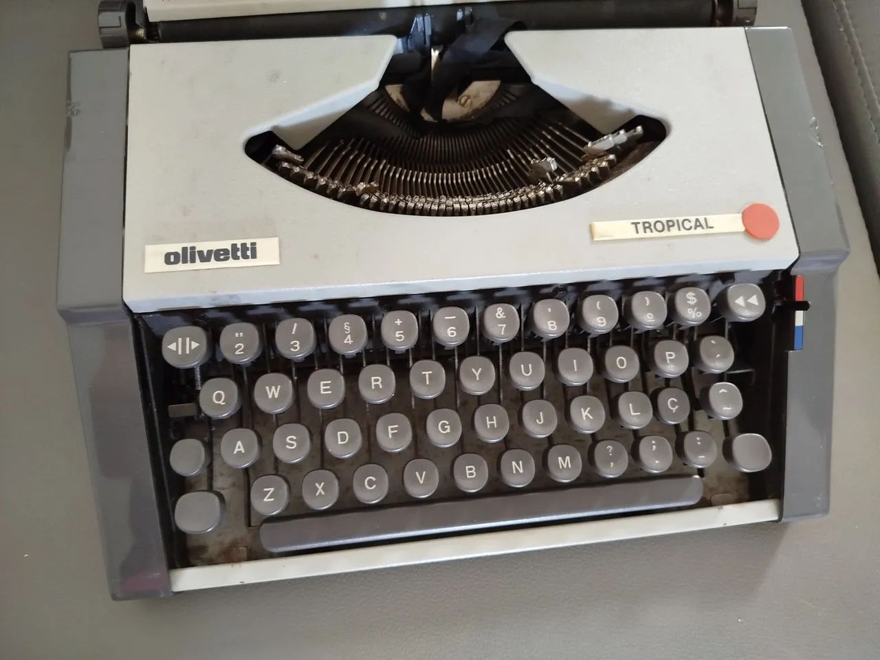 Máquina de escrever funcionando perfeitamente 