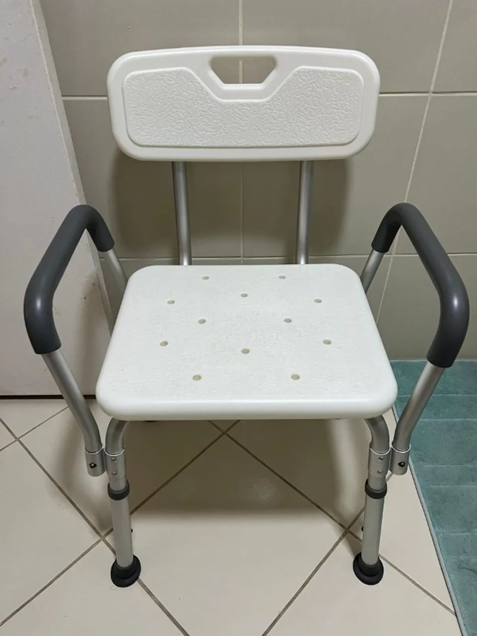Banco de banho com encosto e braços com design ergonômico