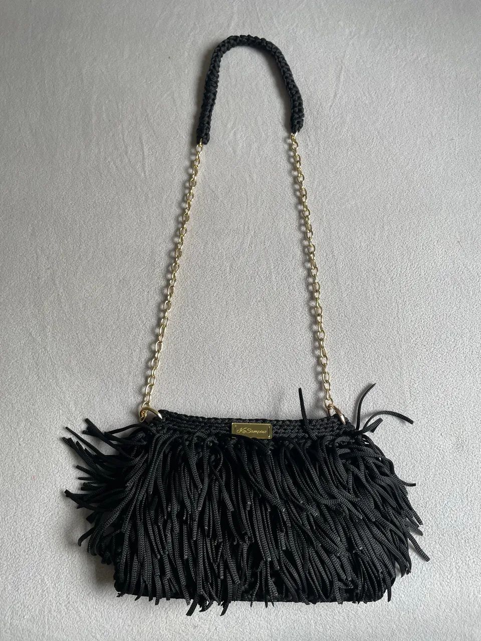 Bolsa artesanal Kasampaio com corrente dourada e franjinhas - Foto 4