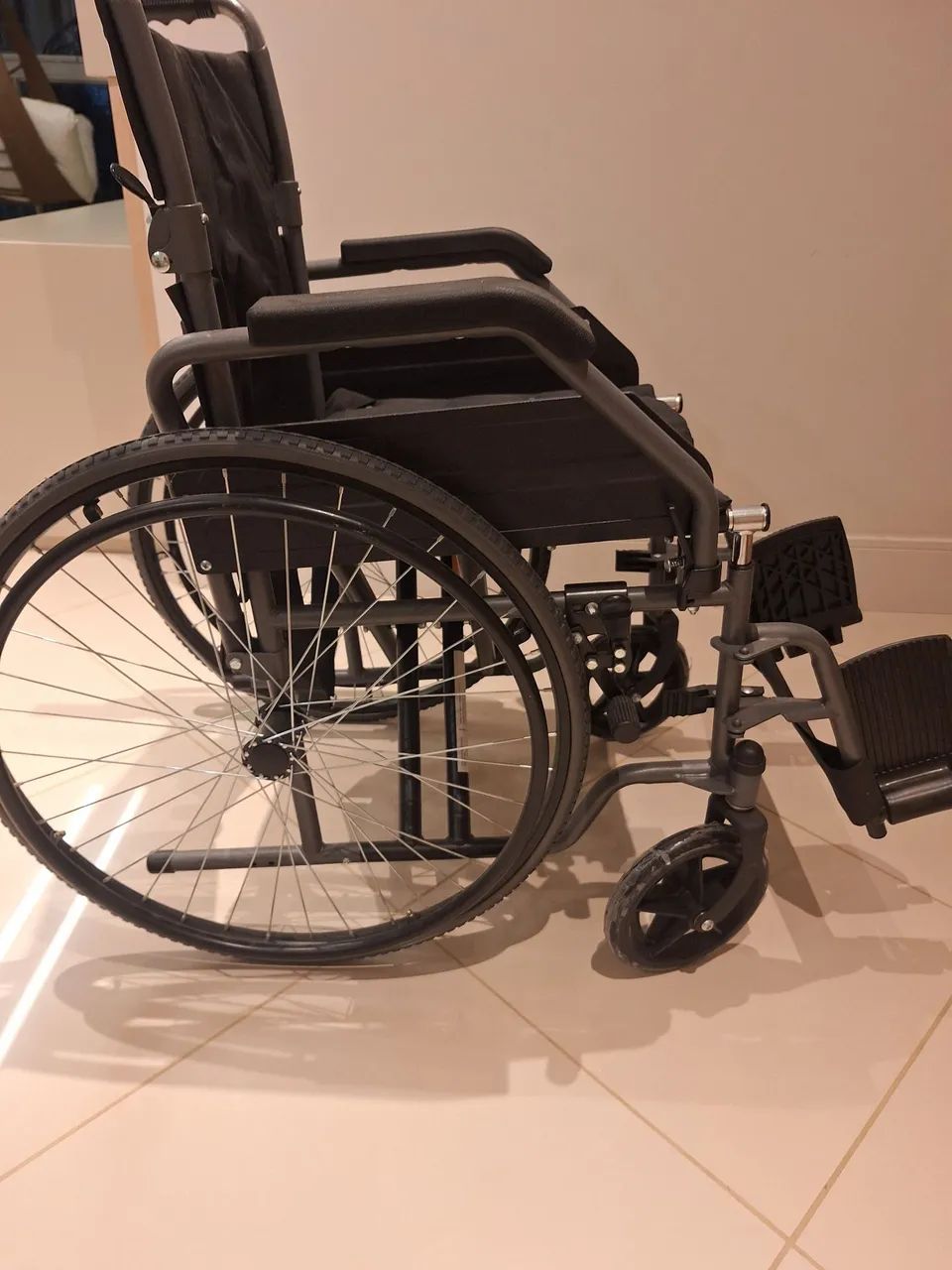 EQUIPAMENTOS MÉDICO - CADEIRA DE RODAS 