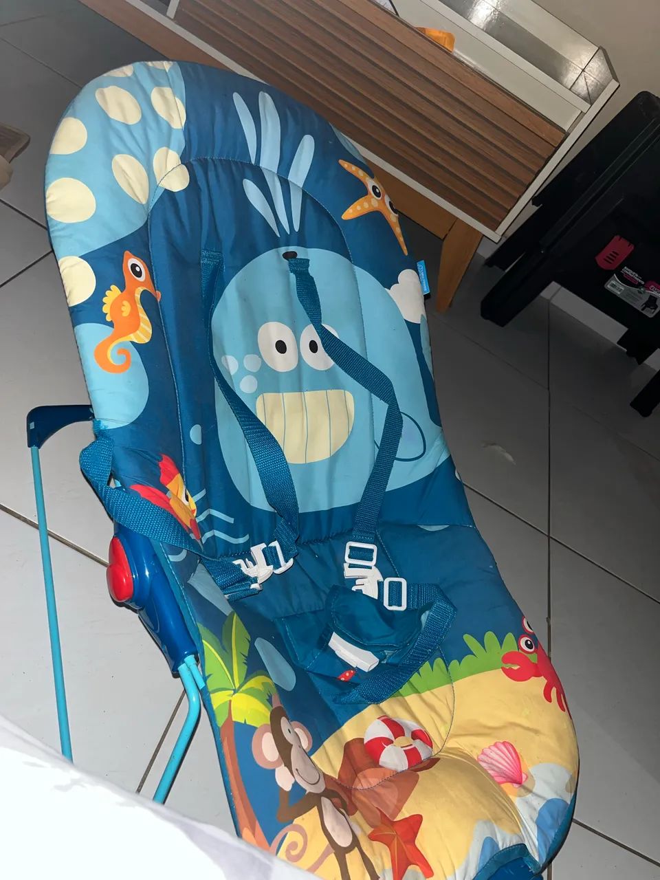 Cadeirinha de bebê vibra e toca musiquinha