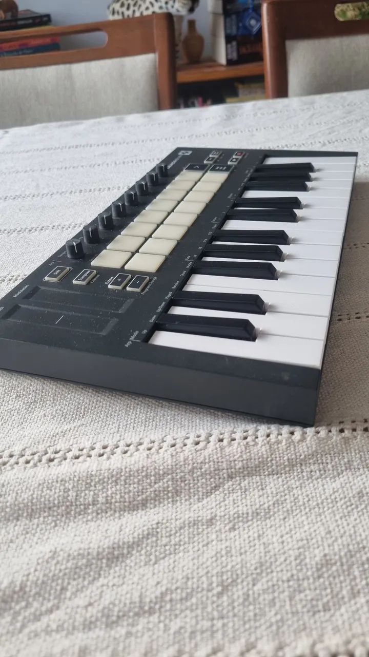 Teclado Controlador MIDI Novation Launchkey Mini MK3 - 25 teclas