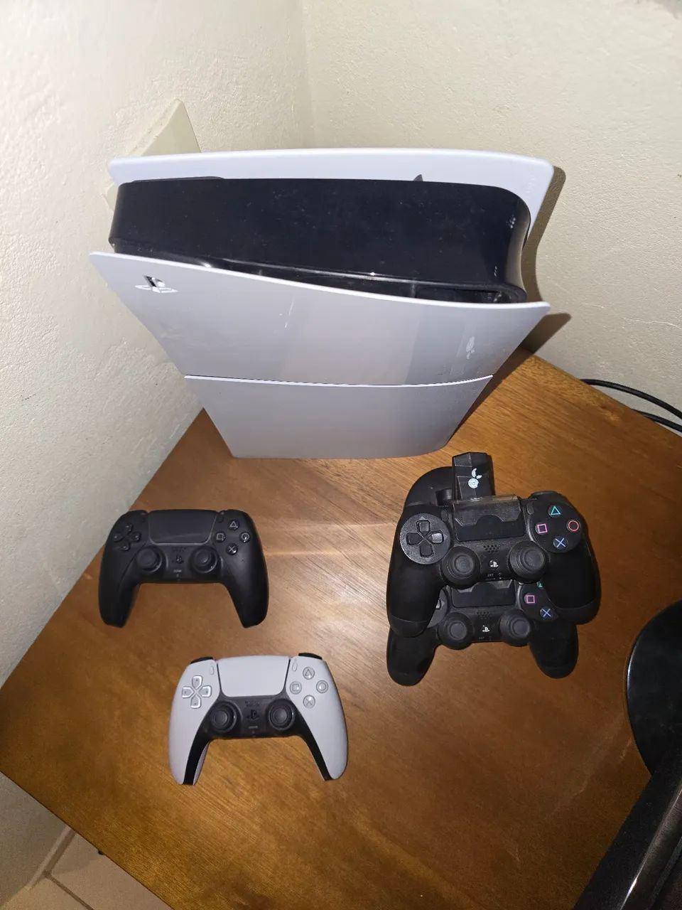 Vendo PlayStation 5 Slim Digital com 1tb, 2 controles ps5 e 2 de ps4 - Foto 2
