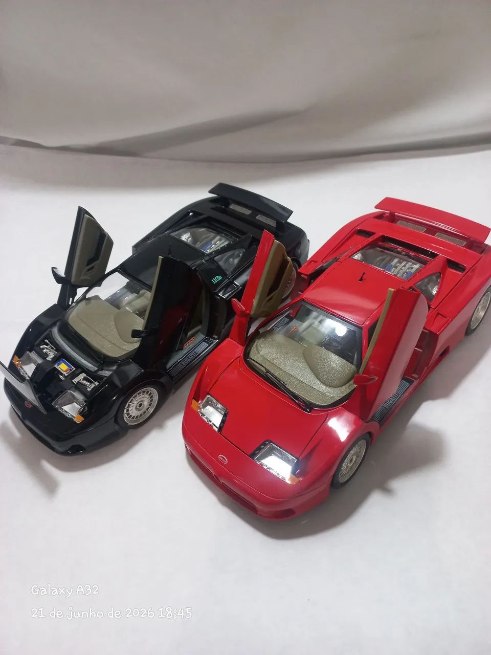 2 Carrinhos bugatti 1991 burago 1/18 - Foto 2