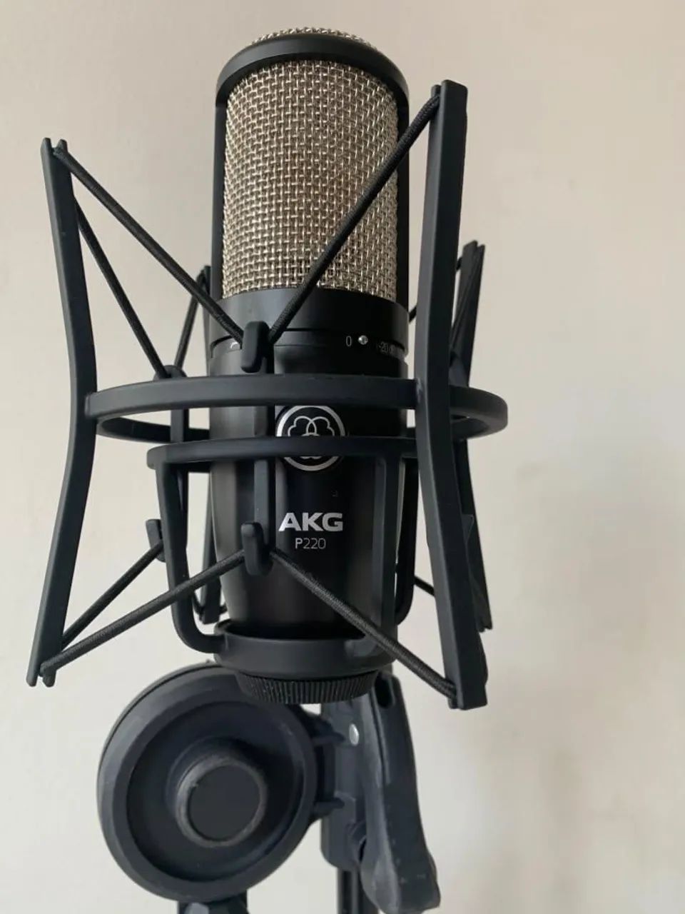 Microfone AKG condensador P220, muito novo!!!