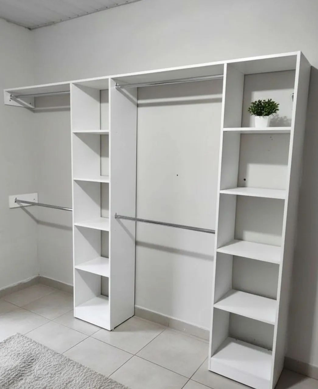 Closet vazado com araras 
