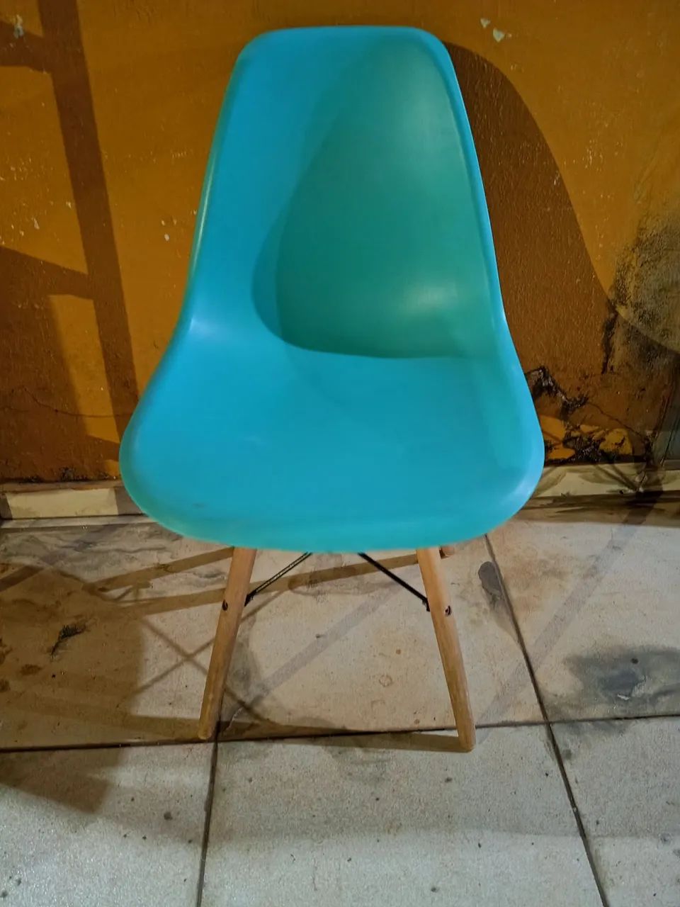 Cadeira Eames Eiffel Pés de madeira Linda, boa e barata - Foto 2