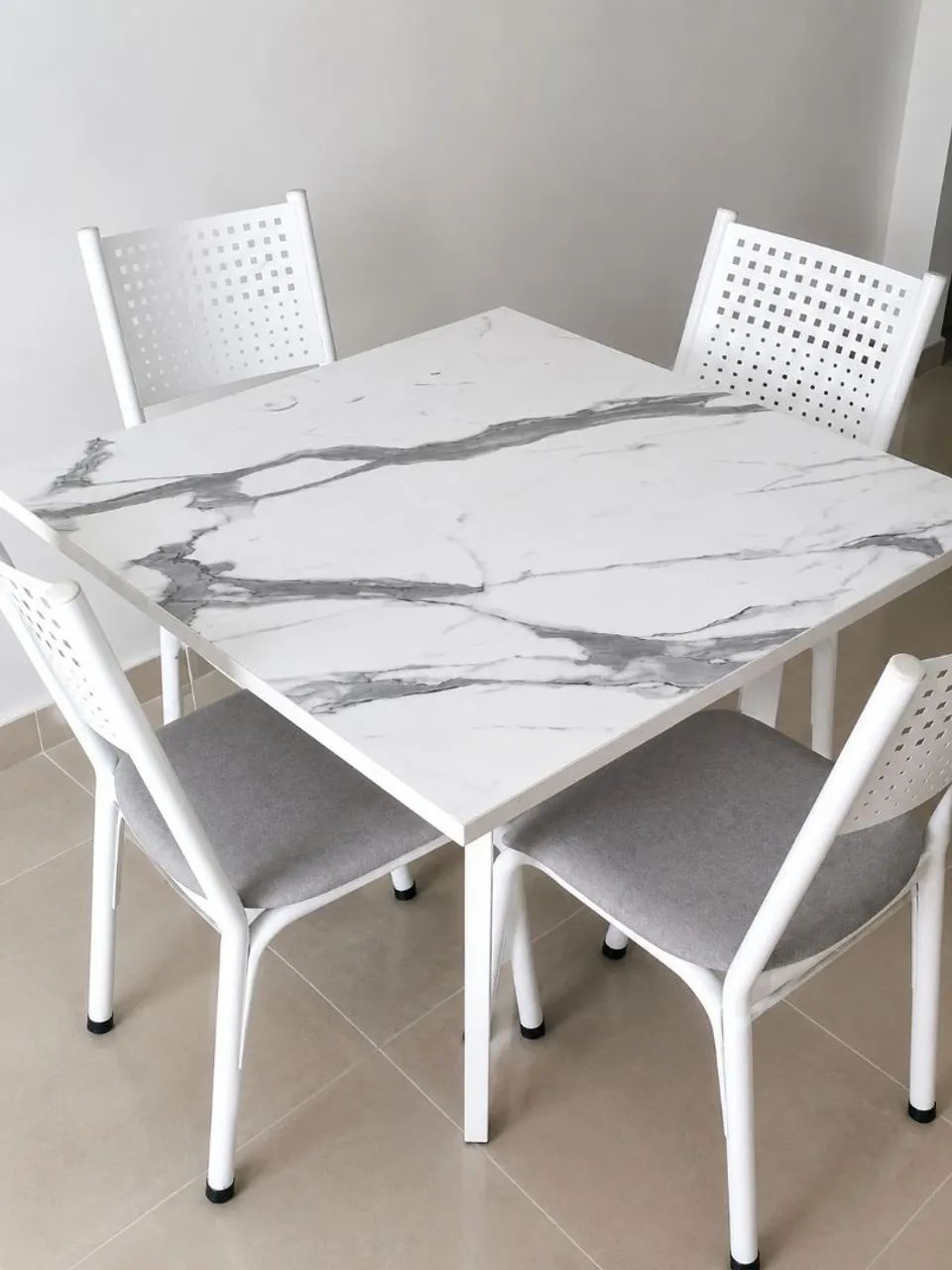 Mesa com 04 cadeiras 