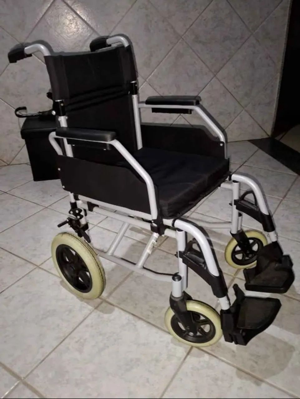 Vendo cadeira de rodas de alumínio 