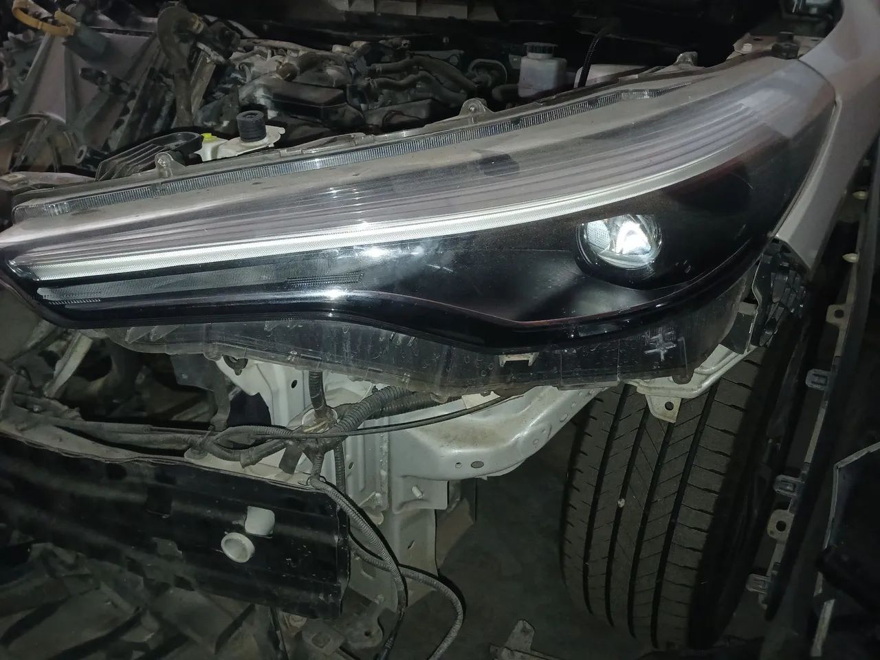 Farol corolla cross ld esquerdo 