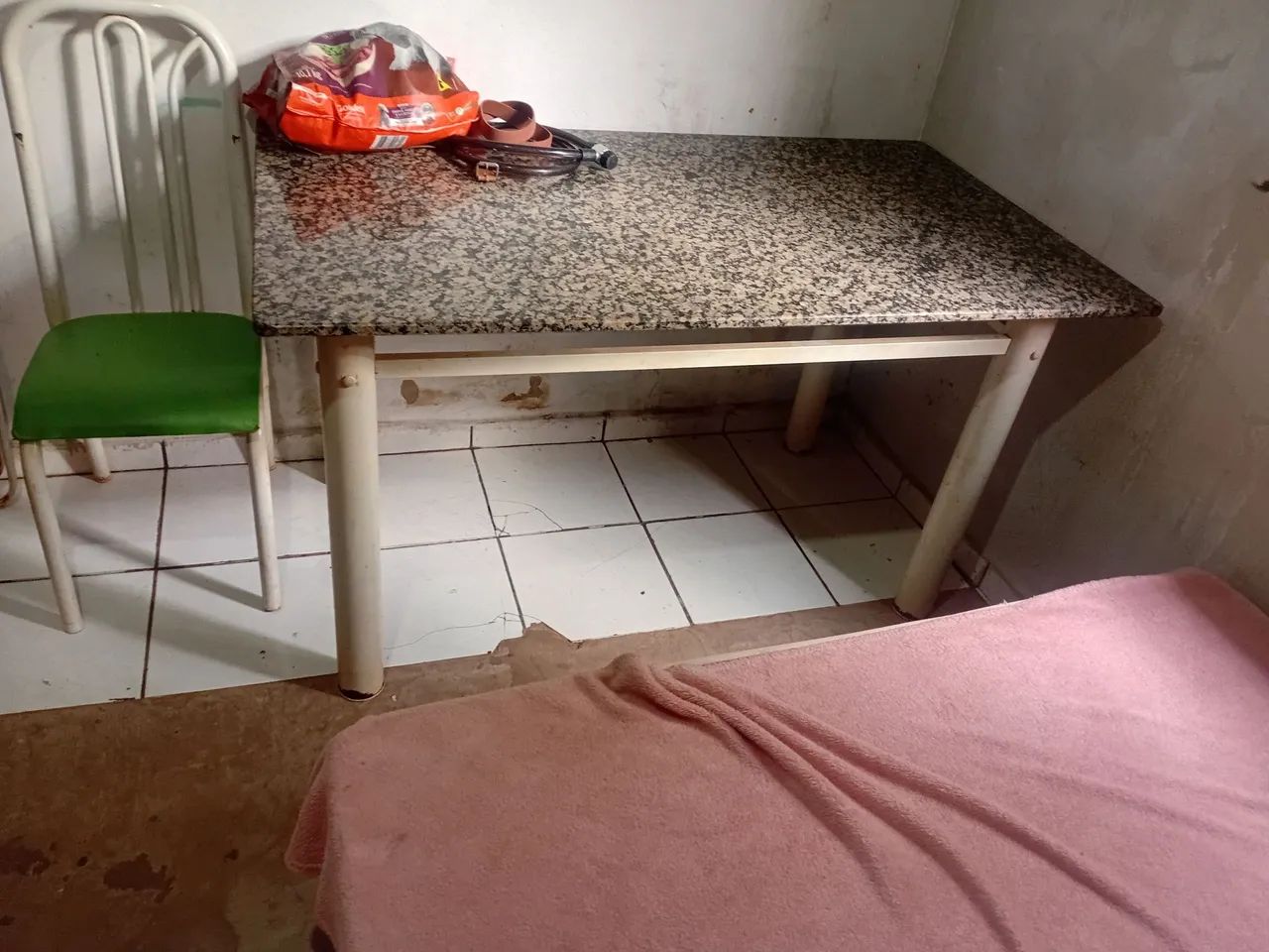 Vendo mesa 4 cadeiras - Foto 2