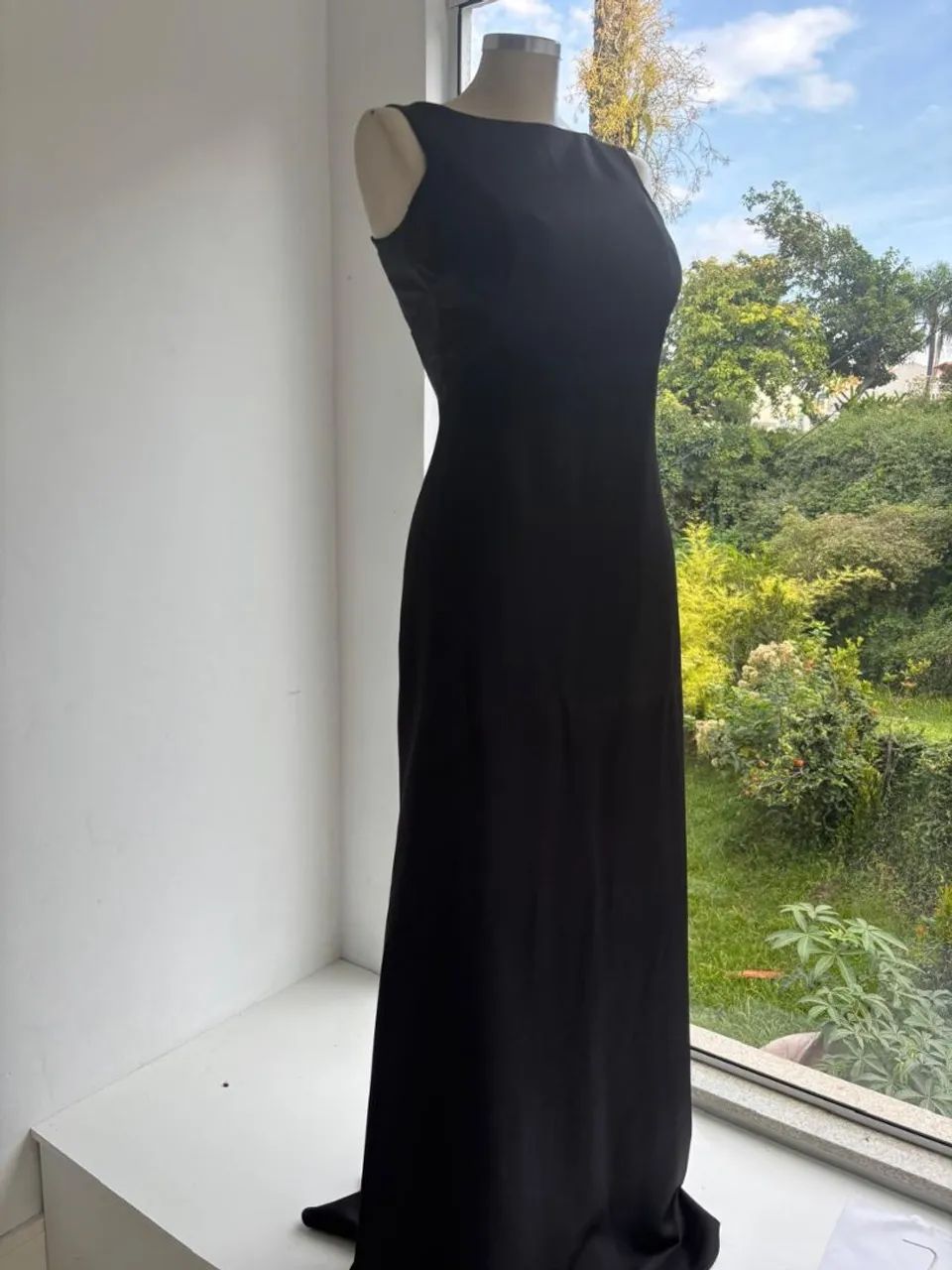 Vestido longo preto. 