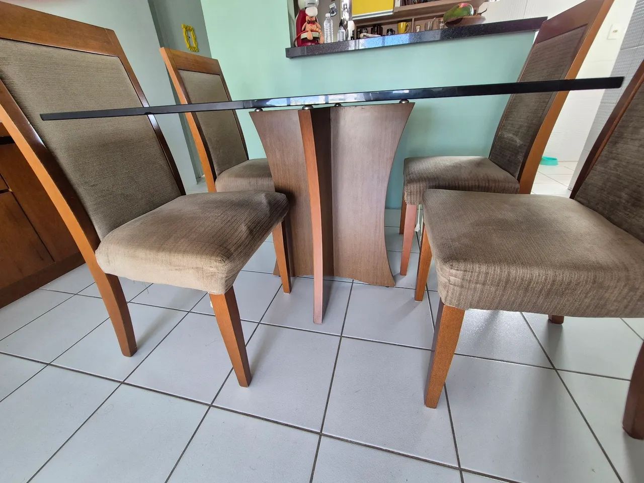 Mesa de madeira maciça e tampo de vidro com 4 cadeiras - Foto 5
