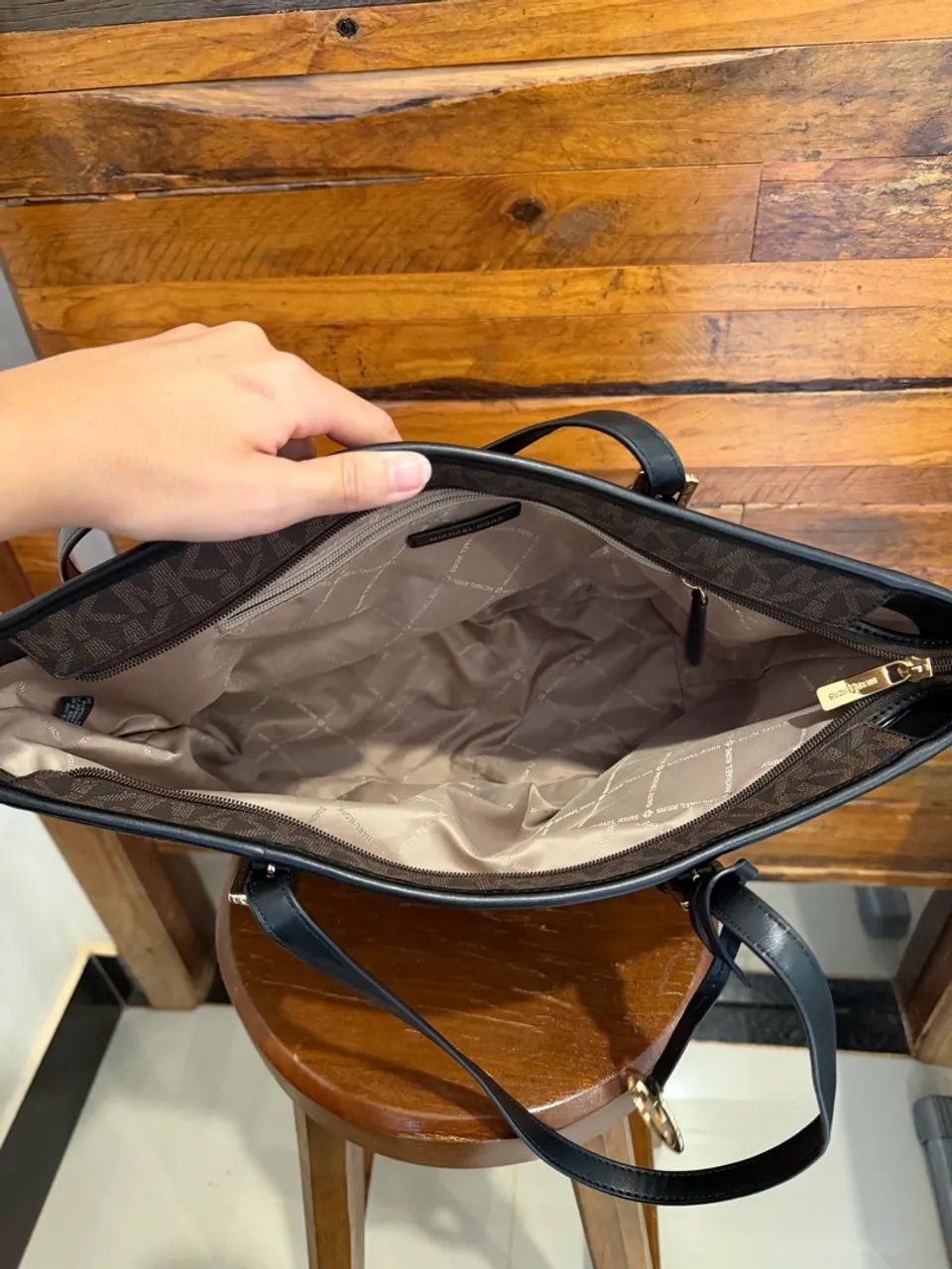 Bolsa Michael Kors tote marrom com monograma - Foto 5