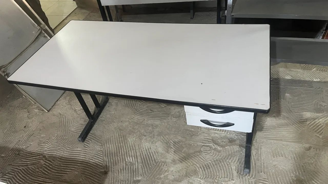 Mesa de escritório branca 