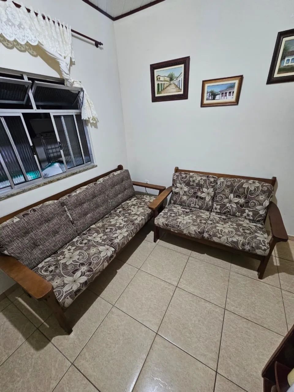 Sofá todo em madeira e recém reformado 