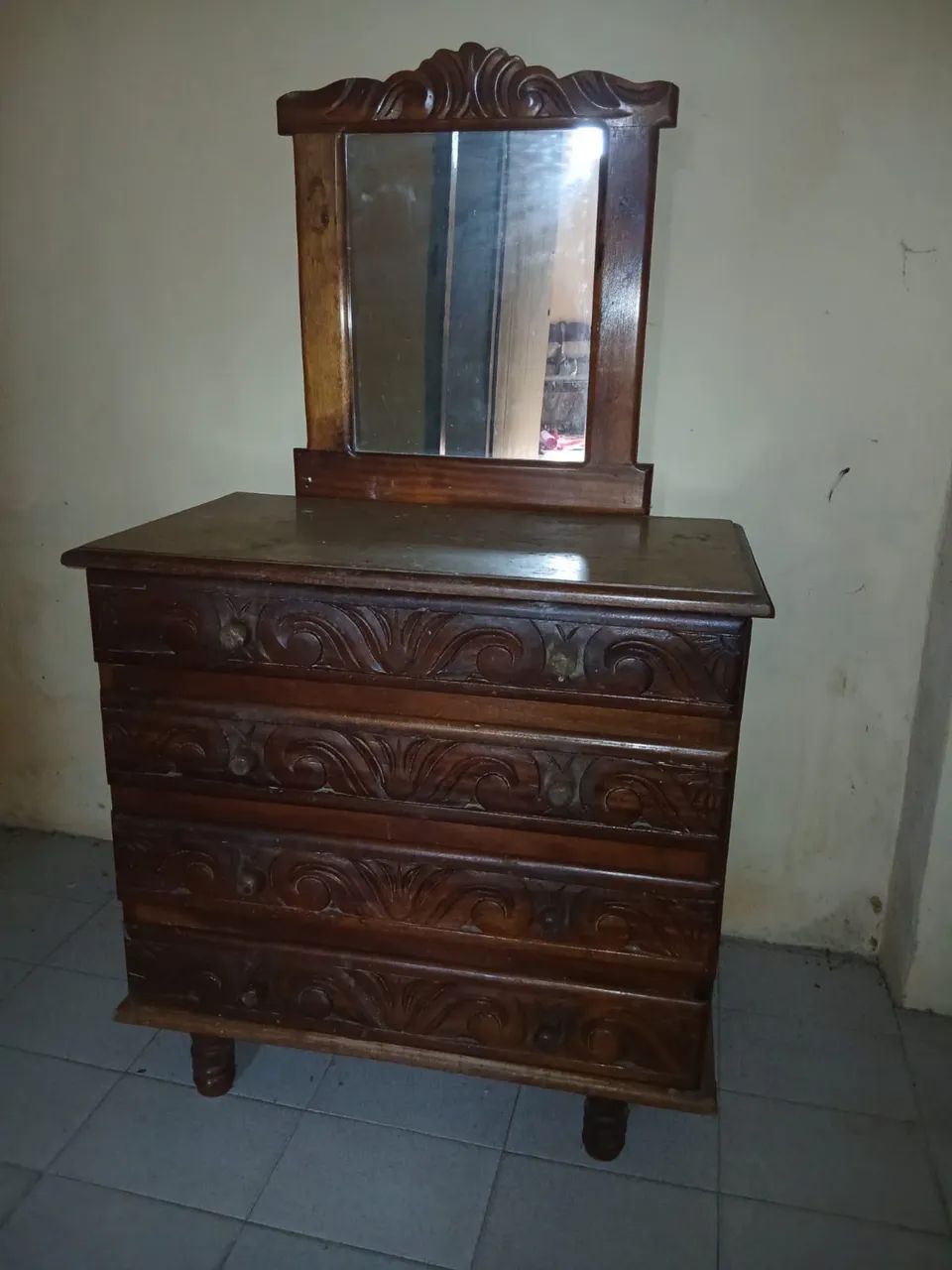 Cômoda colonial com espelho em Imbuia.