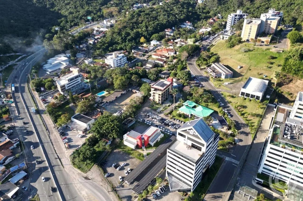 Sala comercial ampla com vagas de garagem na SC-401 - Foto 2